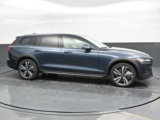 2025 Volvo V60 Cross Country Plus