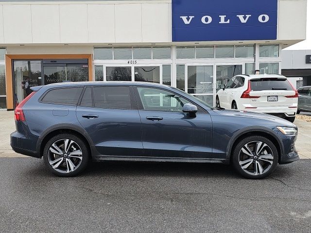 2025 Volvo V60 Cross Country Plus