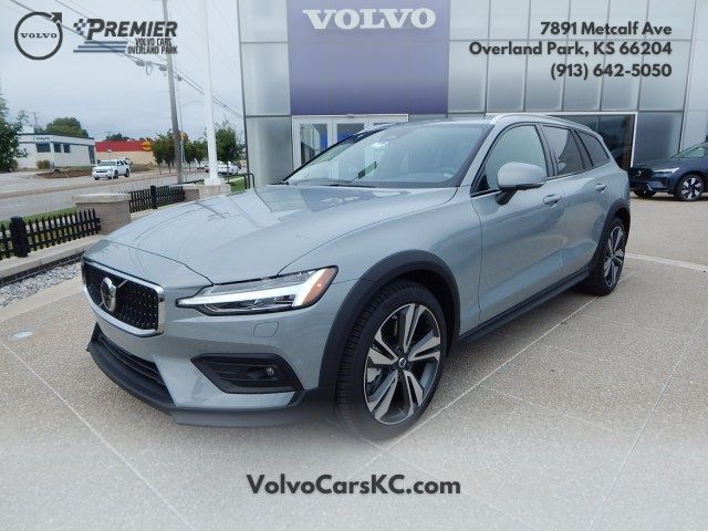 2025 Volvo V60 Cross Country Plus