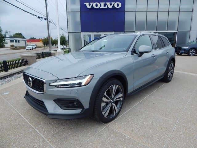 2025 Volvo V60 Cross Country Plus