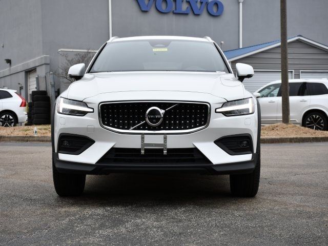 2025 Volvo V60 Cross Country Plus