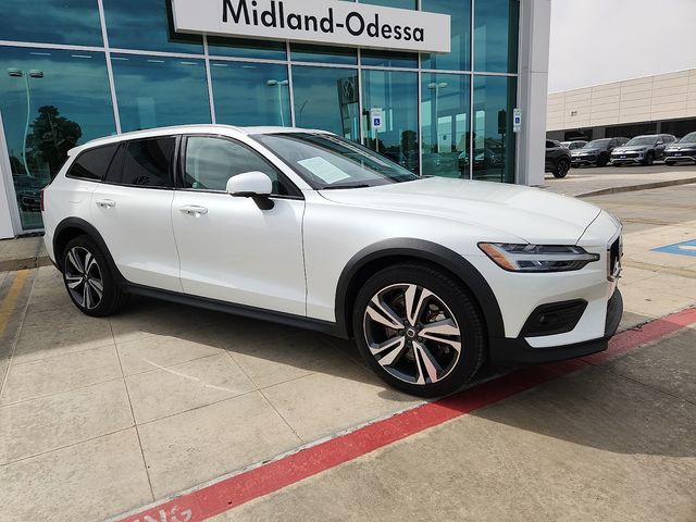 2025 Volvo V60 Cross Country Plus