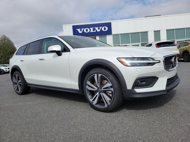 2025 Volvo V60 Cross Country Plus