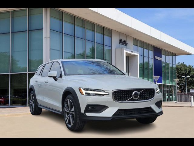 2025 Volvo V60 Cross Country Plus