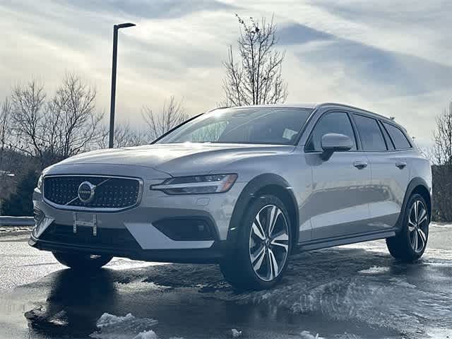 2025 Volvo V60 Cross Country Plus