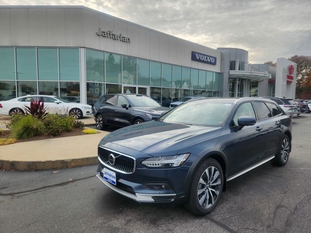 2025 Volvo V90 Cross Country Plus