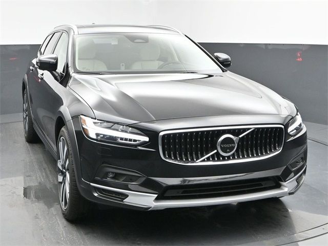 2025 Volvo V90 Cross Country Plus