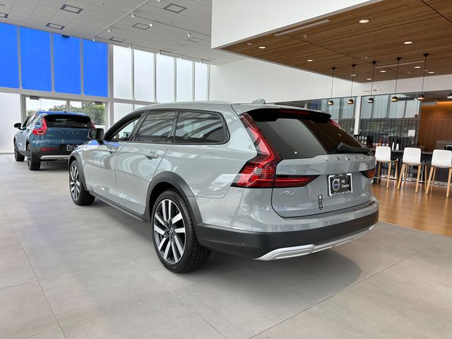 2025 Volvo V90 Cross Country Plus