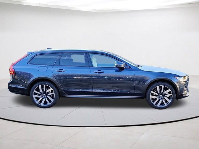 2025 Volvo V90 Cross Country Plus