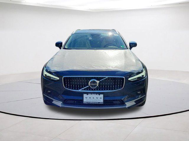 2025 Volvo V90 Cross Country Plus