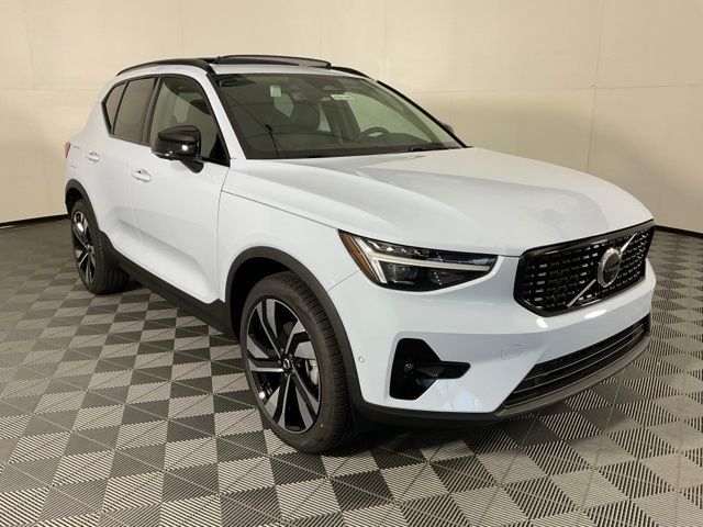 2025 Volvo XC40 Plus Dark Theme