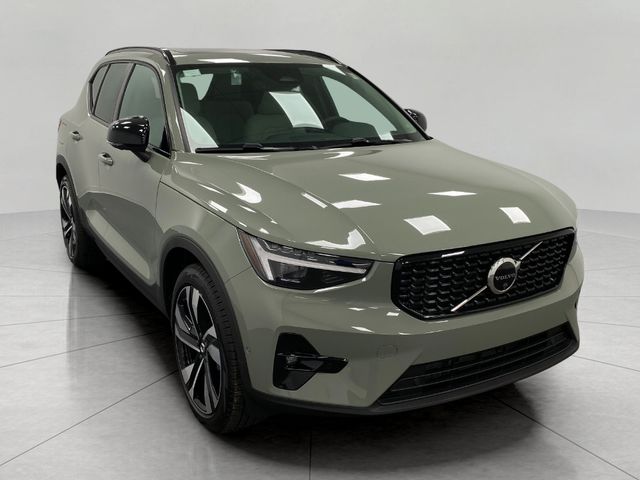 2025 Volvo XC40 Plus Dark Theme