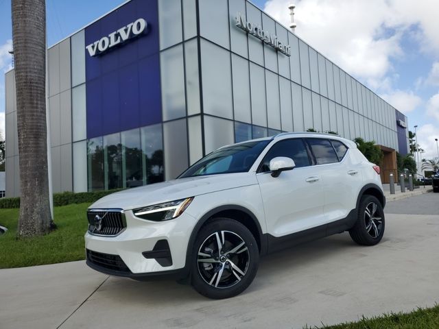 2025 Volvo XC40 Core Bright Theme