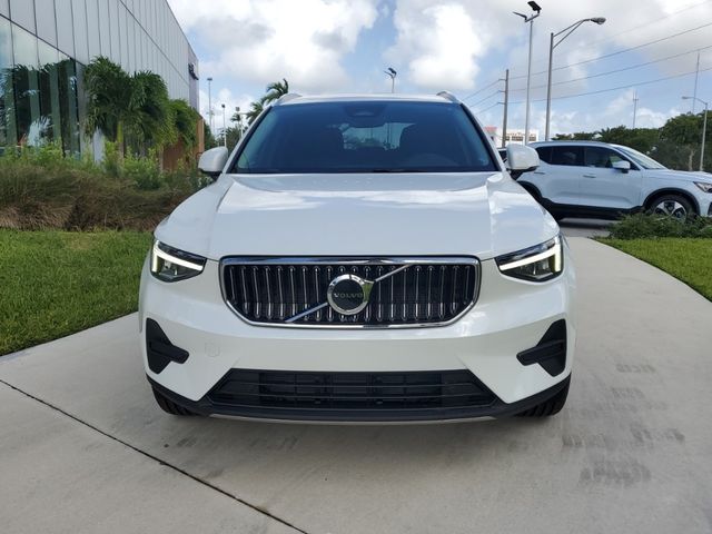 2025 Volvo XC40 Core Bright Theme