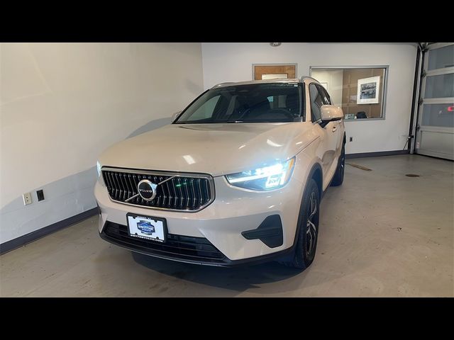 2025 Volvo XC40 Core Bright Theme