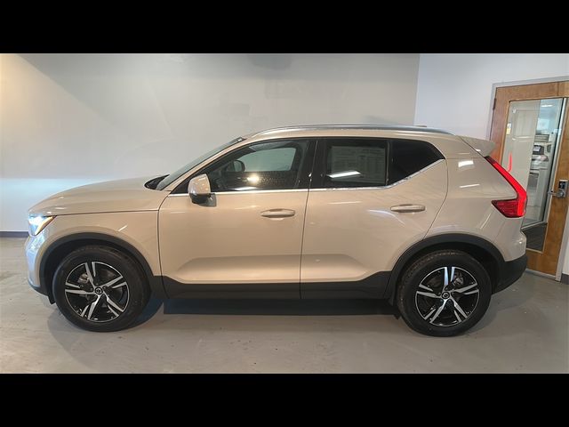 2025 Volvo XC40 Core Bright Theme