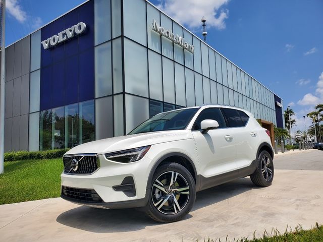 2025 Volvo XC40 Core Bright Theme