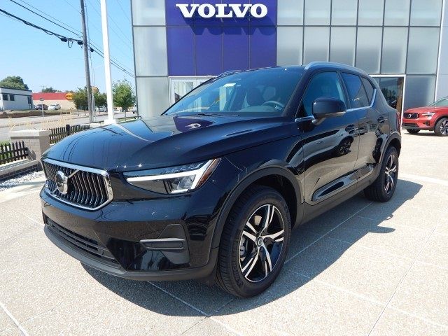 2025 Volvo XC40 Core Bright Theme