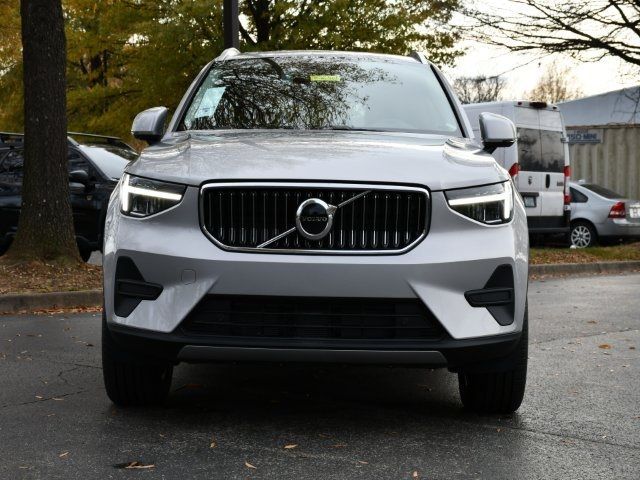 2025 Volvo XC40 Core Bright Theme