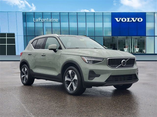 2025 Volvo XC40 Core Bright Theme