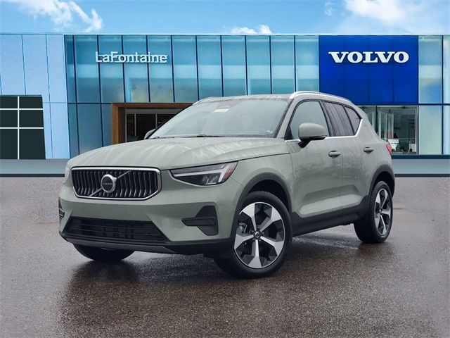 2025 Volvo XC40 Core Bright Theme