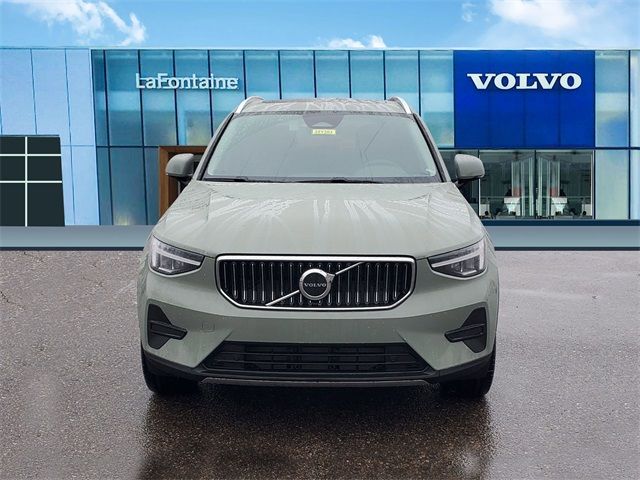 2025 Volvo XC40 Core Bright Theme