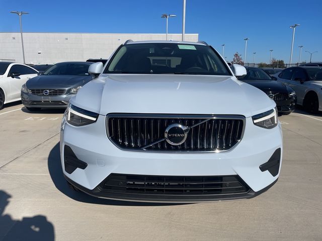 2025 Volvo XC40 Core Bright Theme