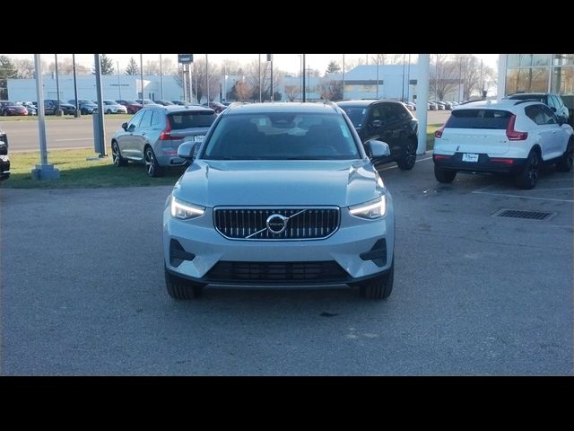 2025 Volvo XC40 Core Bright Theme