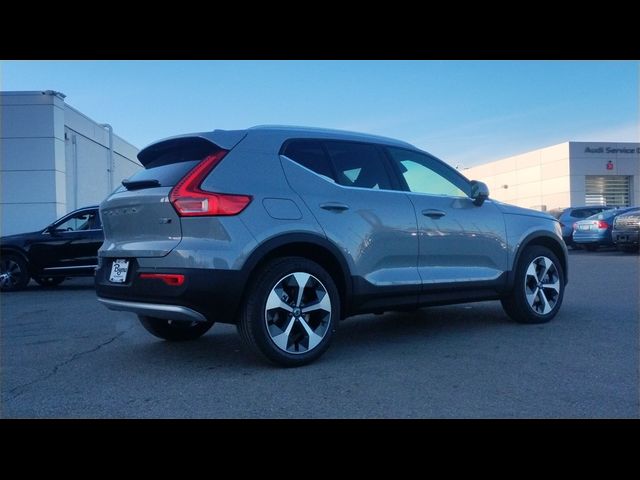 2025 Volvo XC40 Core Bright Theme