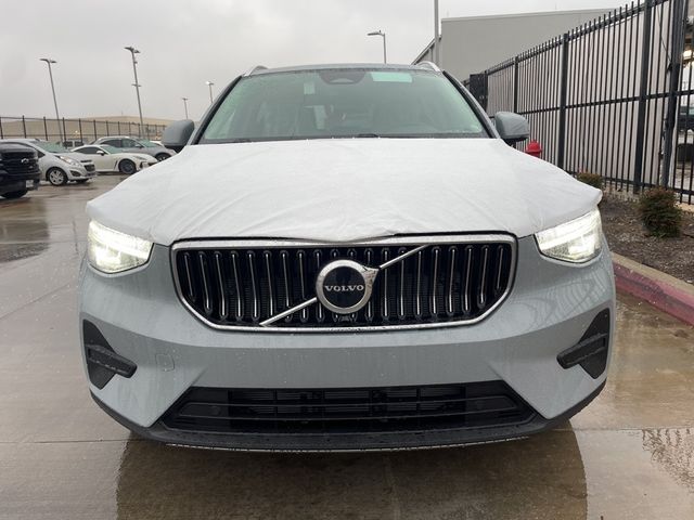 2025 Volvo XC40 Core Bright Theme