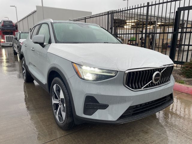 2025 Volvo XC40 Core Bright Theme