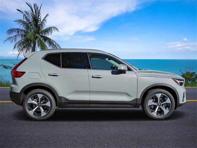 2025 Volvo XC40 Core Bright Theme