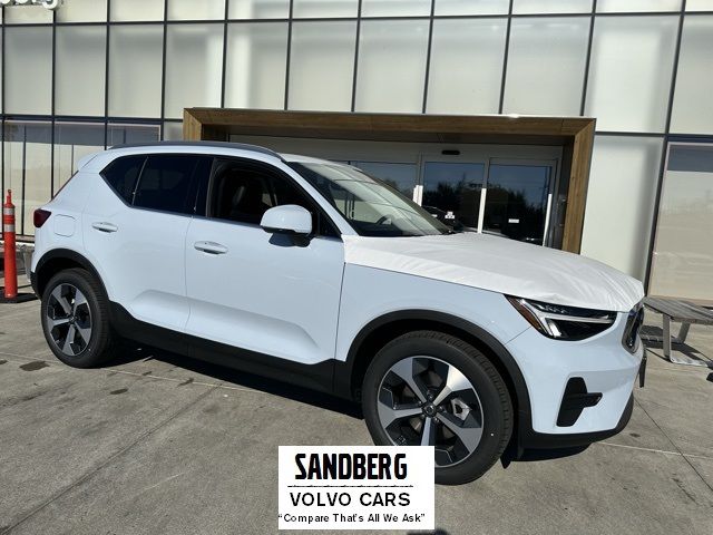 2025 Volvo XC40 Core Bright Theme