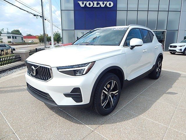 2025 Volvo XC40 Core Bright Theme