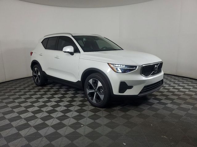 2025 Volvo XC40 Core Bright Theme