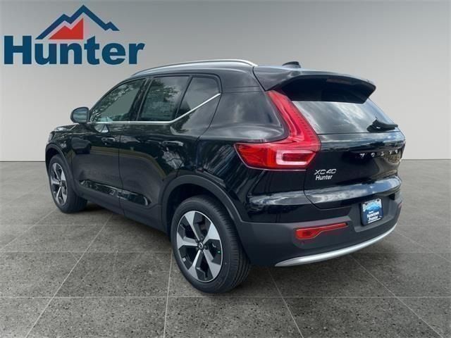 2025 Volvo XC40 Core Bright Theme