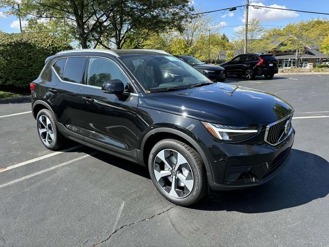 2025 Volvo XC40 Core Bright Theme