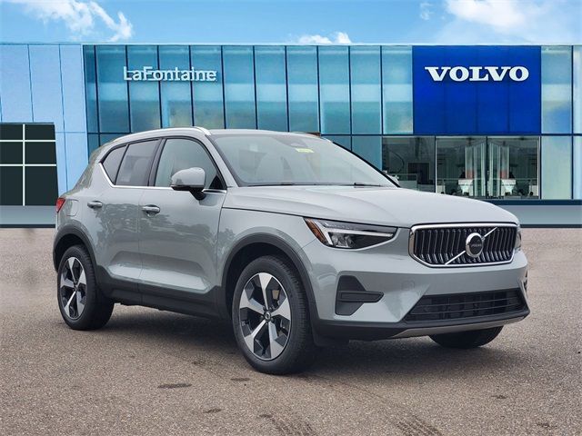 2025 Volvo XC40 Core Bright Theme