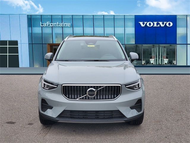 2025 Volvo XC40 Core Bright Theme