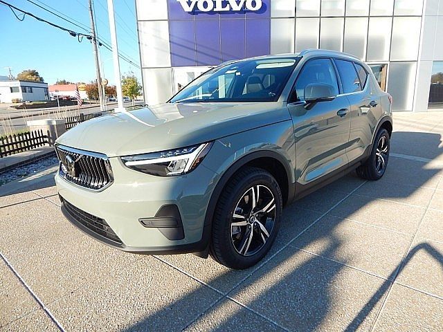 2025 Volvo XC40 Core Bright Theme