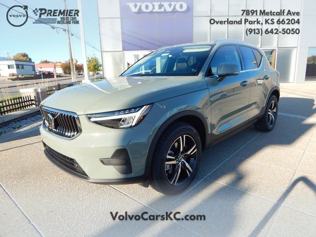 2025 Volvo XC40 Core Bright Theme