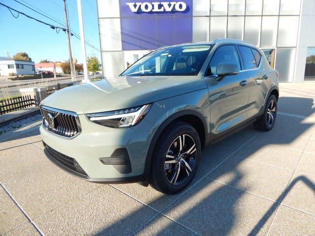 2025 Volvo XC40 Core Bright Theme