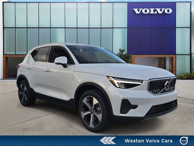 2025 Volvo XC40 Core Bright Theme