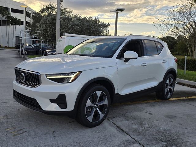 2025 Volvo XC40 Core Bright Theme