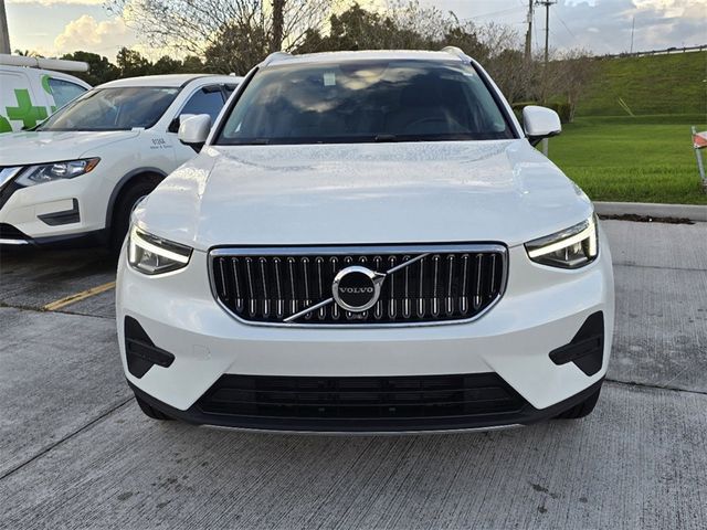 2025 Volvo XC40 Core Bright Theme