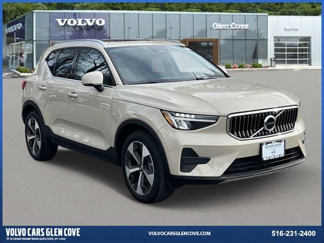 2025 Volvo XC40 Core Bright Theme