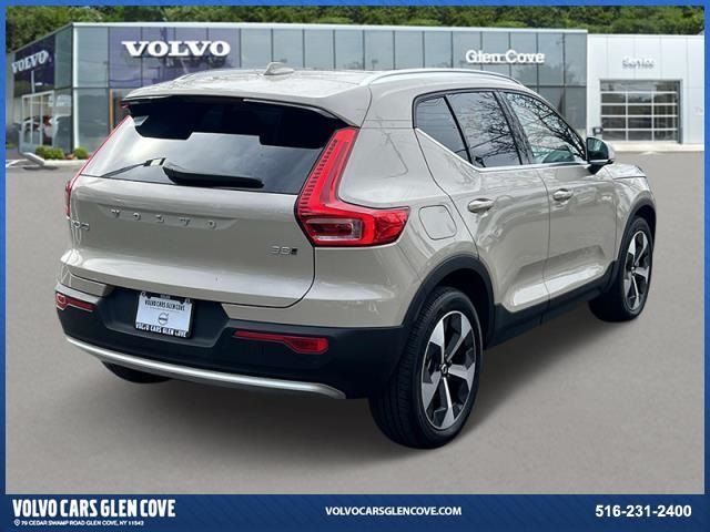 2025 Volvo XC40 Core Bright Theme