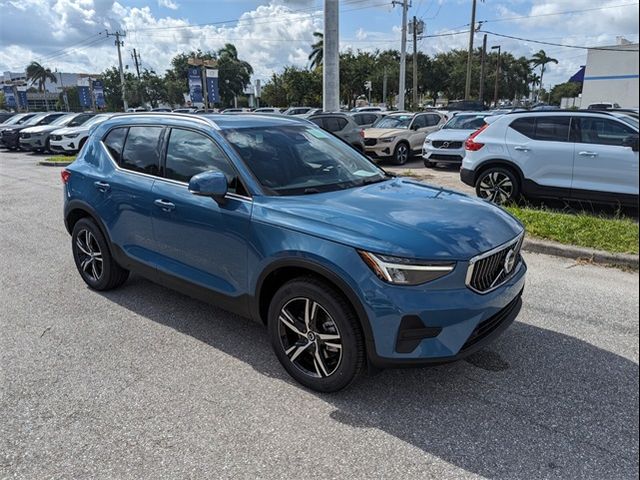 2025 Volvo XC40 Core Bright Theme