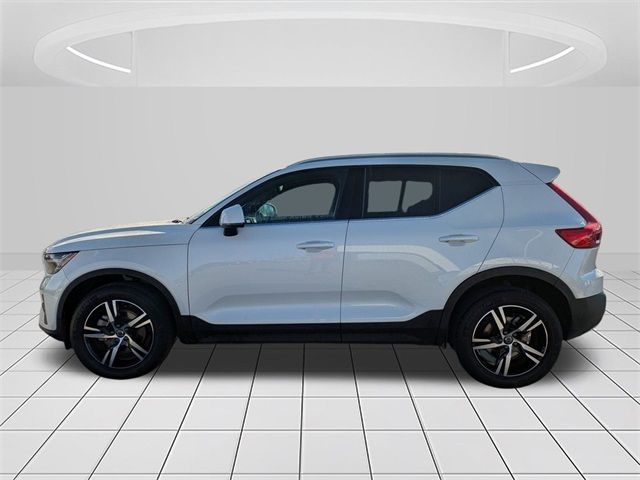 2025 Volvo XC40 Core Bright Theme