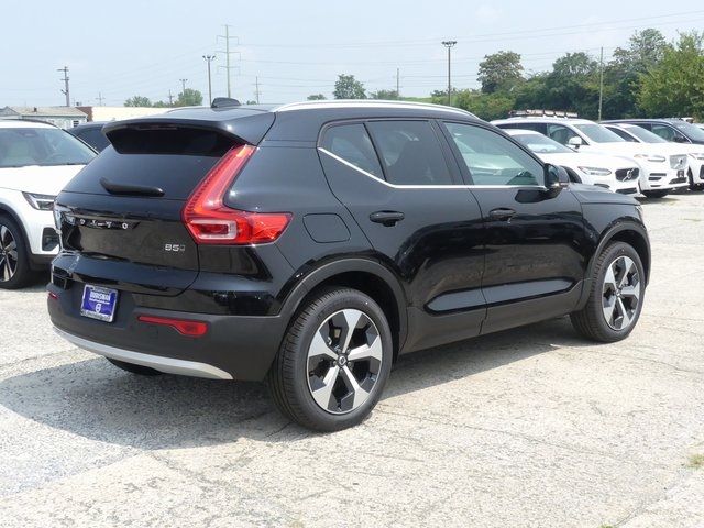 2025 Volvo XC40 Core Bright Theme